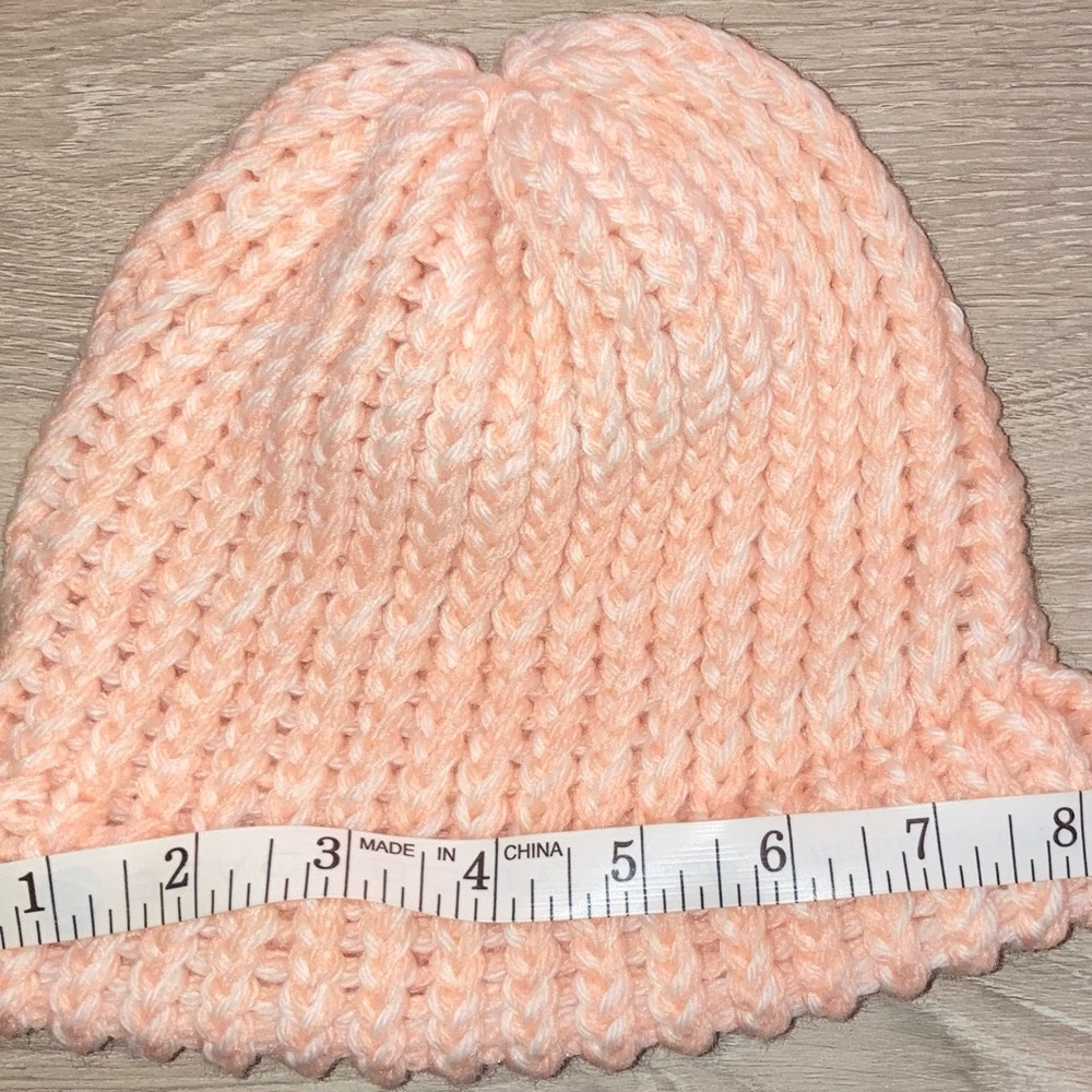 Handmade cozy knit beanie in peach & white for adults - Picture 4 of 5